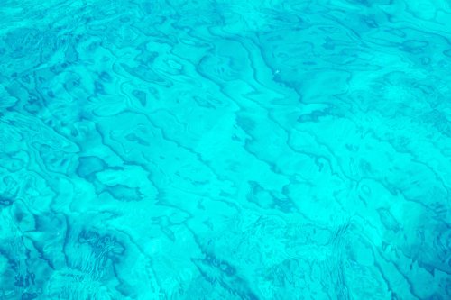 Ảnh chụp aqua turquoise từ nước biển nhiệt đới với kết cấu lượn sóng