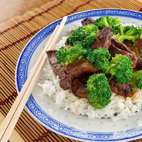 Hình ảnh món thịt bò và bông cải xanh trên đĩa cơm