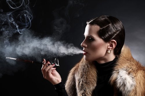 Hình ảnh Người phụ nữ đẹp hút thuốc lá