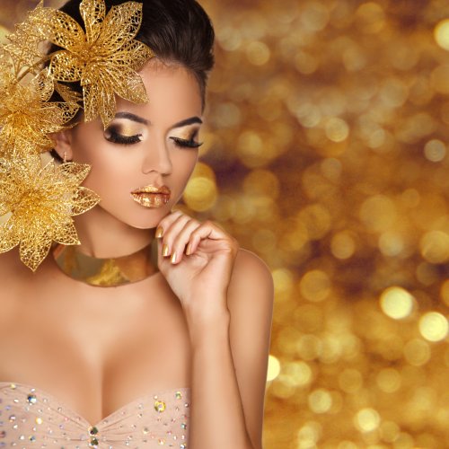 Hình ảnh cô gái ăn mặc thời trang với hoa trên nền bằng vàng 