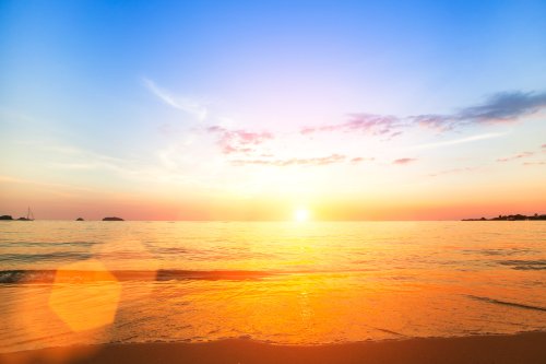 Bãi biển với ngọn nắng đang dần lặn là một chủ đề hấp dẫn đối với nhiếp ảnh gia. Bức ảnh chụp nắng hoàng hôn sẽ mang đến cho bạn trải nghiệm đầy cảm xúc với ánh sáng mềm mại, màu trời chuyển sang sắc đỏ cam và vàng.