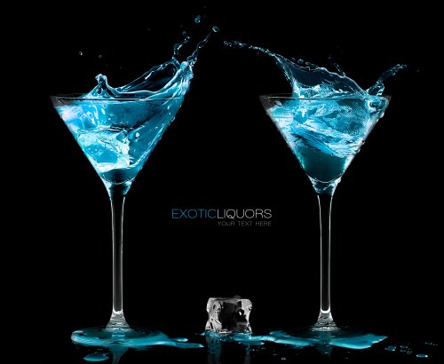 Ảnh khối nước đá giữa hai ly cocktail chứa đầy màu xanh cồn