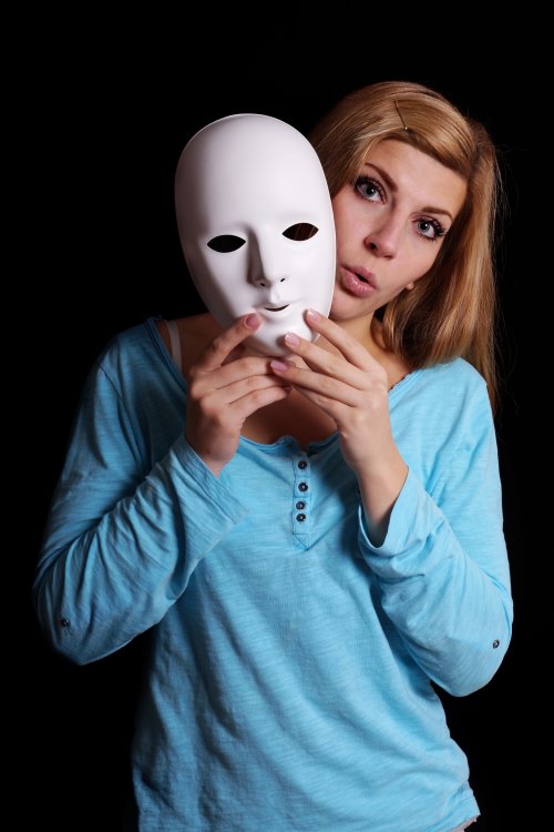 Hình ảnh người phụ nữ trẻ bỏ mặt nạ trắng ra khỏi khuôn mặt