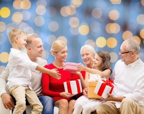Hình ảnh thế hệ gia đình bên các hộp quà Giáng sinh