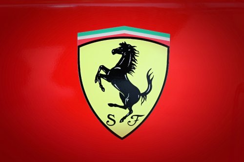 Ảnh chụp biểu tượng Đội đua Scuderia Ferrari 
