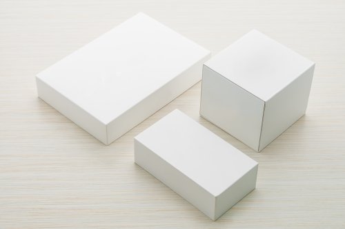 Ảnh hộp trắng khắc trên nền bằng gỗ