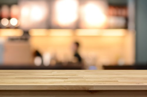 Ảnh chụp mơ hồ bàn gỗ ở cửa hàng cà phê | Thư viện stock vector đẹp miễn phí