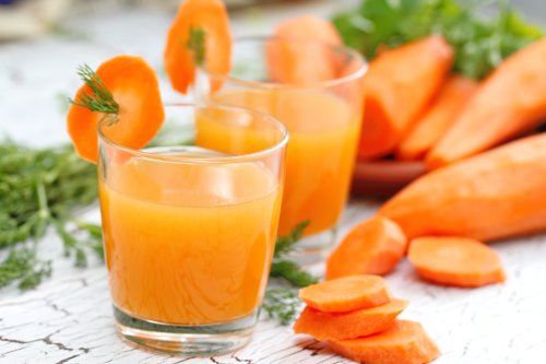 Hình ảnh sản phẩm nước cà rốt và củ cà rốt tươi