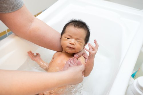 Ảnh trẻ sơ sinh châu Á trong bồn tắm