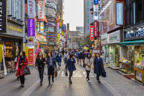 Người mua sắm trên phố Myeongdong là một trải nghiệm đặc biệt cho những ai yêu thích sự ồn ào và sôi động. Hình ảnh sẽ đưa bạn vào thế giới mua sắm đầy màu sắc và đa dạng của khu phố nổi tiếng tại Seoul.