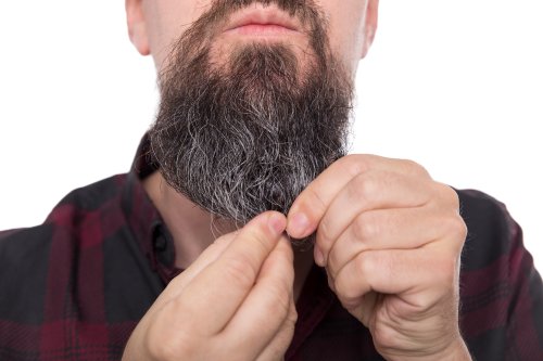 Hình ảnh người đàn ông đầy râu ria và dầu chăm sóc cho nam giới