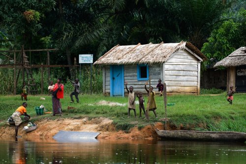 Hình ảnh Một ngôi làng nhỏ trên bờ sông Tăng trong rừng sâu nước Cộng hoà Trung Phi ngày 1/11/2008.