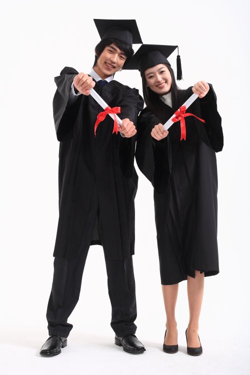 Ảnh một người phụ nữ và người đàn ông Châu Á với bộ quần áo và chiếc mũ tốt nghiệp 