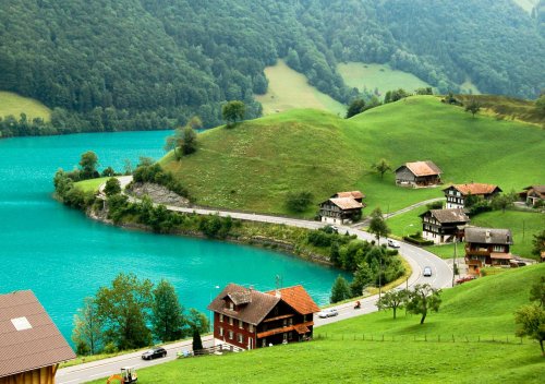 Hình ảnh một ngôi làng bên hồ Brienz, trong mùa xuân. Gần Meiringen, Thụy Sĩ.  | Thư viện stock vector đẹp miễn phí