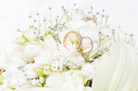 Ảnh chụp nhẫn cưới giữa một nhóm hoa đẹp