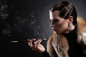 Hình ảnh cổ điển Người phụ nữ đẹp hút thuốc lá