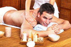 Ảnh chụp Người đàn ông trẻ trong tiệm massage spa