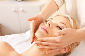 Hình ảnh người phụ nữ đẹp trong tiệm massage