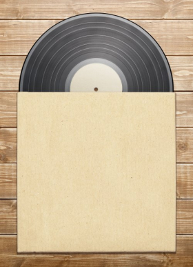Ảnh chụp Vinyl cũ ghi lại trong một trường hợp giấy, trên bàn gỗ.