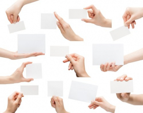 Ảnh sưu tập của tấm thẻ trắng trong một bàn tay bị cô lập trên nền trắng