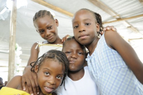 Ảnh chụp Một nhóm trẻ em Haiti vui chơi trong trại phân phối thực phẩm, tại Port-Au-Prince, Haiti vào ngày 22 tháng 8 năm 2010.