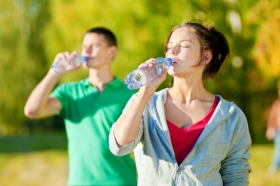 Ảnh chụp Người đàn ông và phụ nữ uống nước sau khi tập luyện thể thao