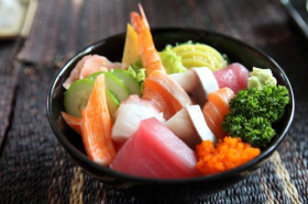 Ảnh chụp Sushi don, bạch tuộc, cá hồi tươi trên cơm