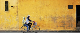 Ảnh minh hoạ hai cô gái trên chiếc xe đạp với bức tường cũ ở Việt Nam