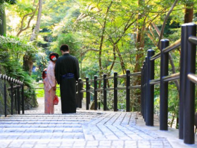 Ảnh chụp đôi vợ chồng Nhật Bản mặc trang phục truyền thống đứng trong chùa