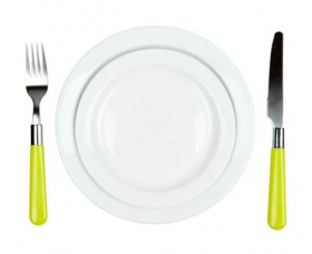 Ảnh chụp Dao, đĩa màu và nĩa, cô lập trên nền màu trắng