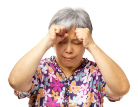 Hình ảnh người phụ nữ lớn tuổi bị đau đầu