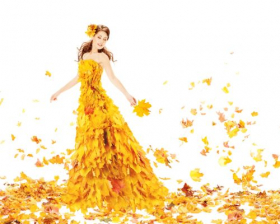 Ảnh chụp người phụ nữ trong bộ trang phục thời trang của lá mùa thu