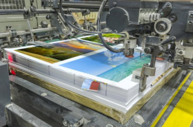 Hình ảnh máy in báo chí chạy ở bàn, đơn vị cấp giấy tờ in ấn