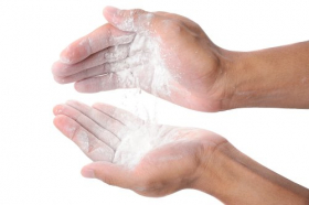 Hình ảnh chi tiết của bột trong tay trên nền trắng