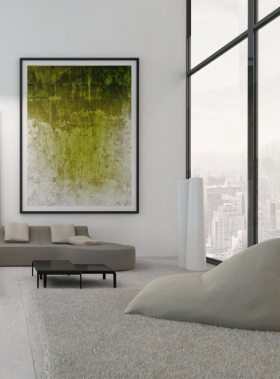 Ảnh chụp nội thất phòng khách hiện đại với những bức tranh màu xanh lá cây trên tường