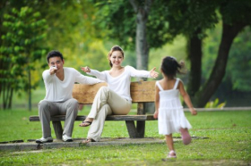 Ảnh gia đình Châu Á hạnh phúc tận hưởng thời gian của họ trong công viên