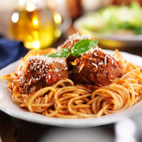 Hình ảnh spaghetti và thịt viên tại bàn ăn tối 