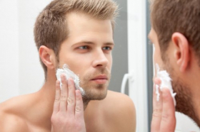 Ảnh người đàn ông đang cạo râu nhìn vào gương trong phòng tắm