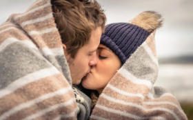 Ảnh chụp cặp vợ chồng trẻ đẹp hôn nhau dưới chăn trong một ngày lạnh