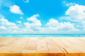 Ảnh chụp mặt bàn bằng gỗ trên nền xanh biển và bầu trời 