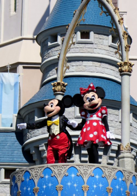Hình ảnh chuột Mickey và Minnie tại Lâu đài Cinderella