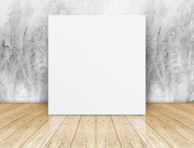 Ảnh hình vuông trống trắng trên bức tường và nền sàn bằng gỗ