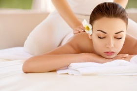 Hình ảnh người phụ nữ đang massage tại spa