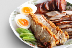 Hình ảnh thịt vịt và thịt lợn giòn trên cơm với nước sốt ngọt ngào