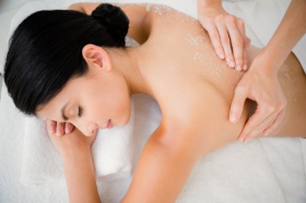 Ảnh chụp Người phụ nữ thưởng thức massage xoa bóp muối tại spa chăm sóc sức khoẻ