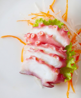 Ảnh chụp món sashimi thực phẩm phong cách Nhật Bản từ bạch tuộc trên đĩa trắng