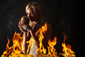 Hình ảnh người phụ nữ đắm say với một quả trứng rồng trong lửa