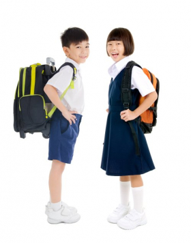 Ảnh trẻ em châu Á trong bộ đồng phục học sinh và mang theo túi xách