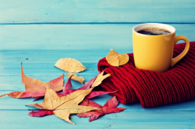 Ảnh cốc cà phê trên khăn quàng cổ màu đỏ và lá mùa thu