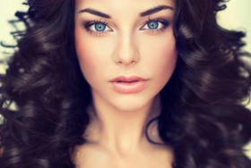 Hình ảnh người mẫu xinh đẹp với mái tóc cong dài màu đen